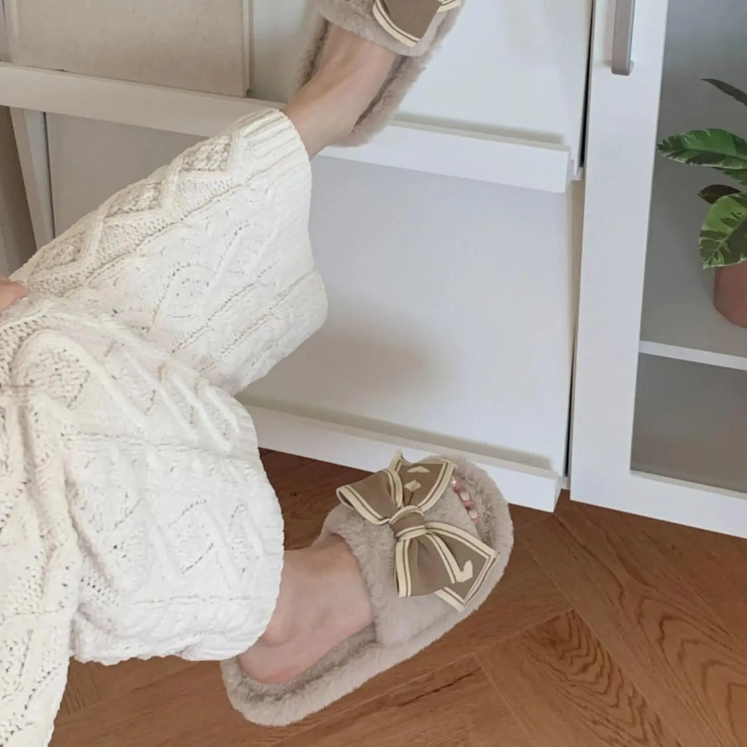Bow Slippers for Women Indoor Open Toe Plush Bow Tie Slides House Shoes Soft Non-Slip Sole Slip On Slippers with Bows Winter Warm Home Cotton Slippers Bedroom Slippers Outdoor Wear