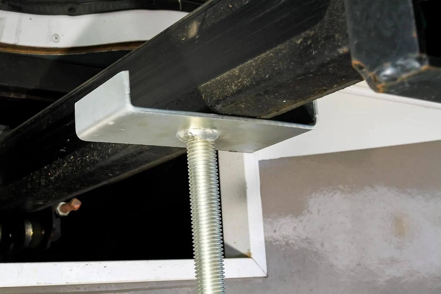 Camco EAZ-Lift Premium RV Slide-Out Support - Features an Adjustable Height of 19-inches to 47-inches, a Durable Steel Construction, and can Hold Up to 5,000lbs Each (48867)