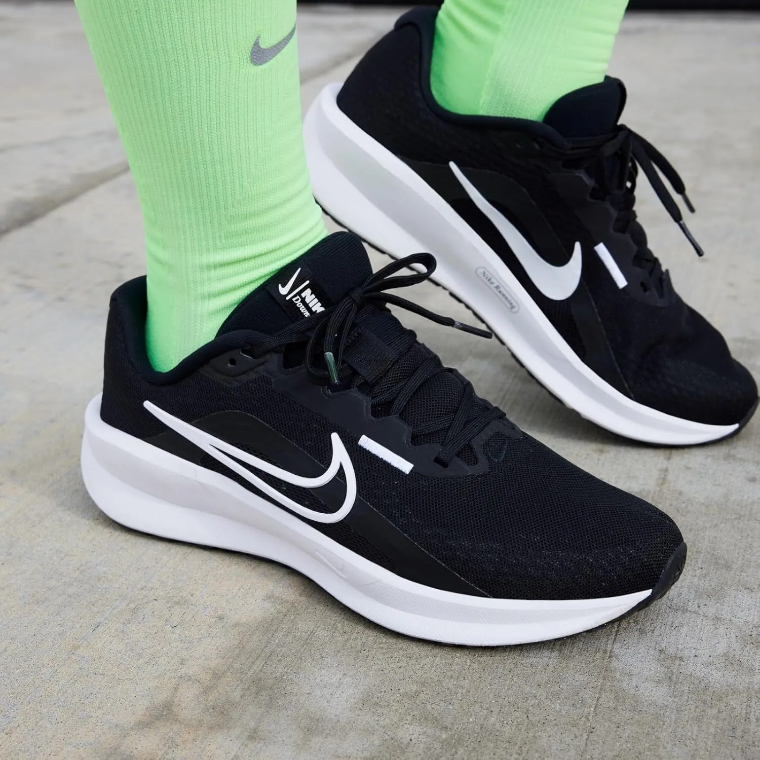 NIKE Women's Sneaker