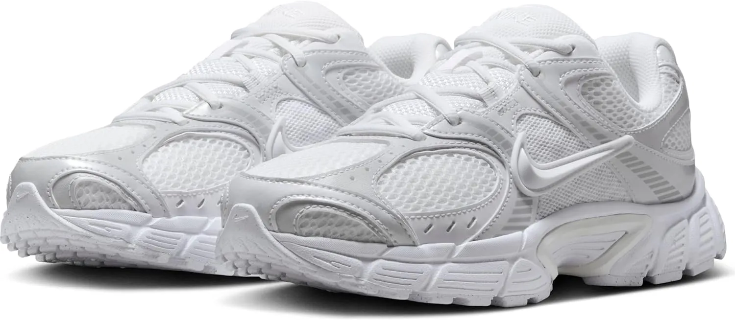 Nike Women's V5 Runner Sneaker