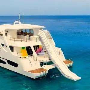Water Yacht Slide Sea Amusement Equipment, Customized Commercial Sea Party Entertainment Toys with Air Pump